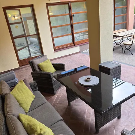 - Wellness, Pool, Jacuzzi, Sauna, Garden, Terraces * Prag
